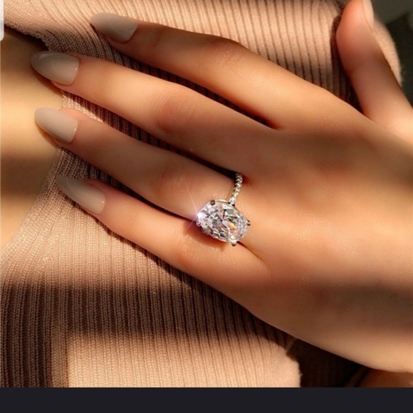 💍💍Exquisite Shiny 5 Karat Oval Cut engagement ring💍💍 - Picture 7 of 16